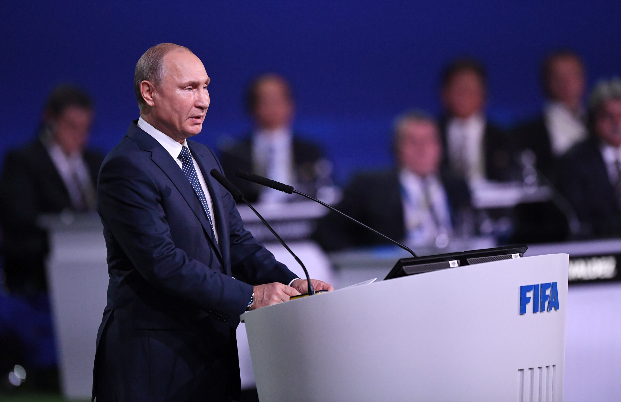 FIFA Kongress 2018 in Moskau - Der russische Praesident Wladimir Putin begruesst die FIFA