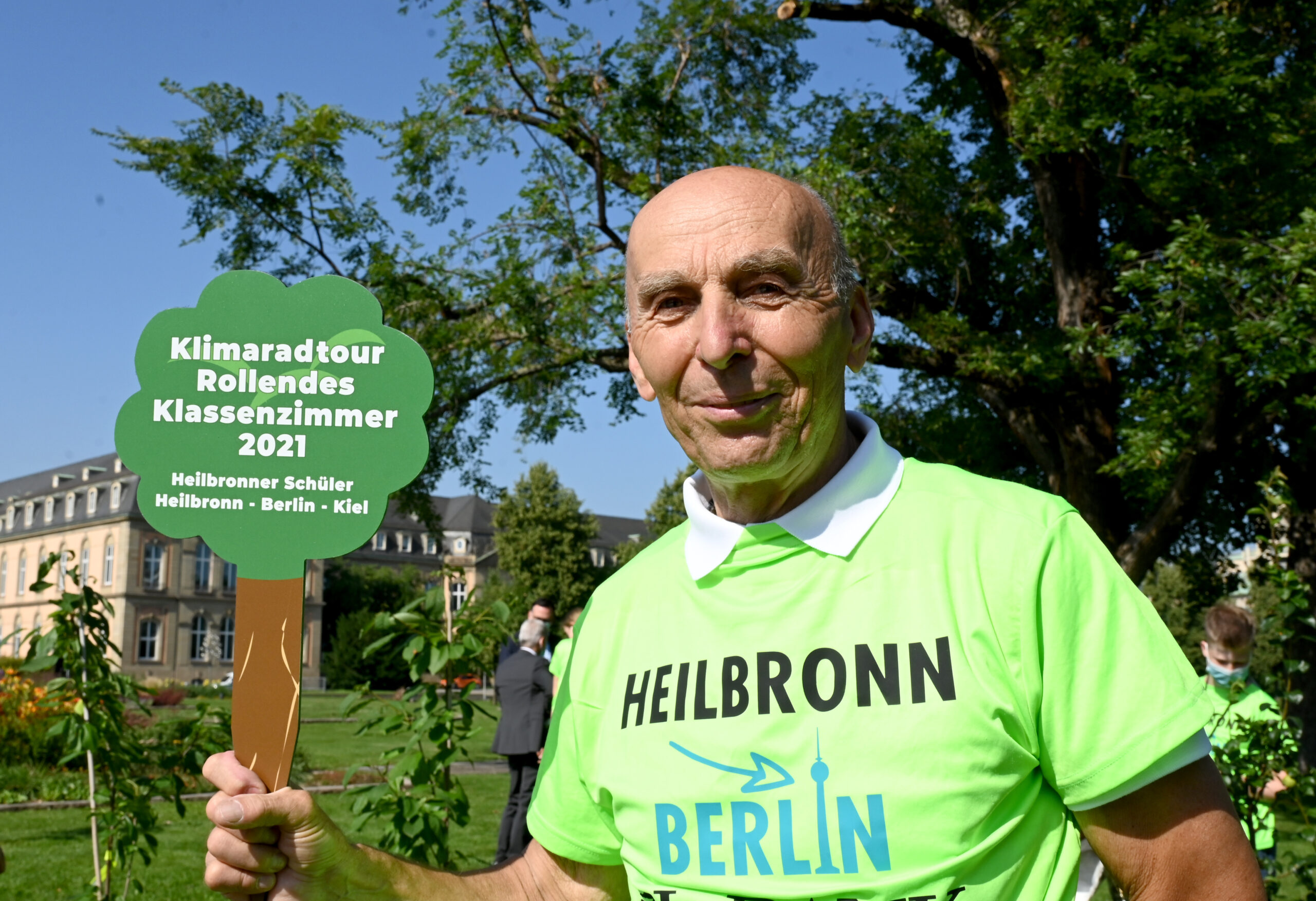 Der Radfahrer und Initiator des Aktion «rollendes Klassenzimmer», Ortwin Czarnowski, steht bei einem Pressetermin mit dem Logo der Klimaschutzaktion vor dem Stuttgarter Landtag.