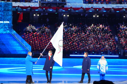 lympia, Abschlussfeier der Olympischen Winterspiele 2022, im Vogelnest-Nationalstadion, Thomas Bach (l-r), Präsident des IOC, übergibt die Olympische Flagge an Giuseppe Sala, Bürgermeister von Mailand, und Gianpietro Ghedina, Bürgermeister von Cortina d'Ampezzo.