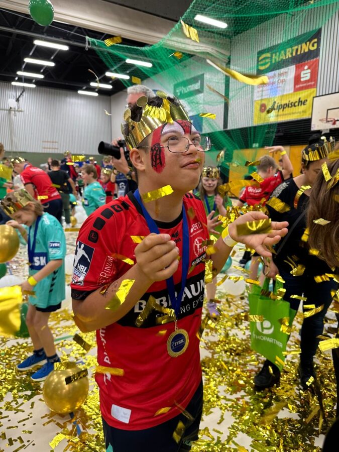Der Handball-Bundesligist MT Melsungen etabliert in seinem Einzugsgebiet südlich von Kassel ein Förderprogramm für geistig und/oder körperlich beeinträchtigte Kinder – und stellt fest: Abseits des Ligabetriebs gibt es dank dieses Projekts nur Gewinner.
[ALLGEMEIN | GESELLSCHAFT]